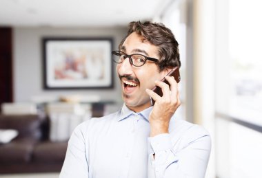 bir cep telefonu ile genç serin adam