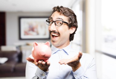 bir kumbara ile genç serin adam