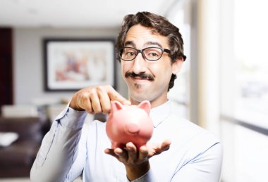 bir kumbara ile genç serin adam