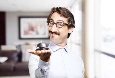 bir halka bell ile genç serin adam