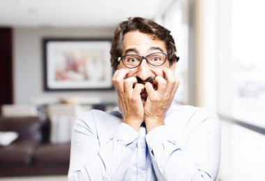 Genç serin adam korkmuş