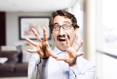 Genç serin adam korkmuş