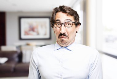 Genç serin adam korkmuş