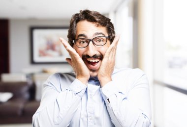 Genç serin adam şaşırmış