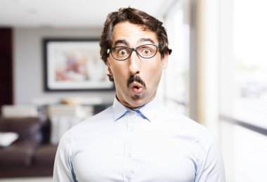 Genç serin adam şaşırmış