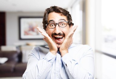 Genç serin adam şaşırmış