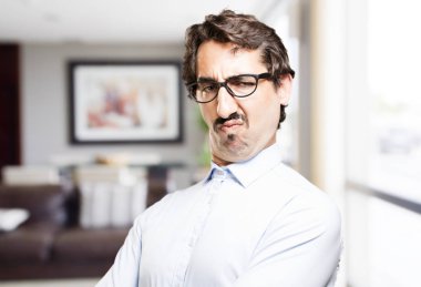 Genç serin adam anlaşmazlık