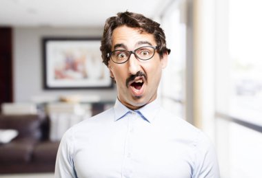 Genç serin adam şaşırmış