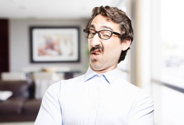 Genç serin adam anlaşmazlık