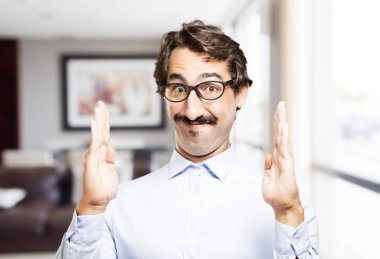 cool delikanlı bir şeyler gösteriyor