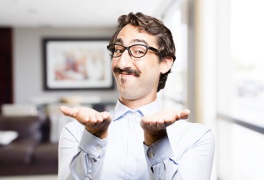 cool delikanlı bir şeyler gösteriyor