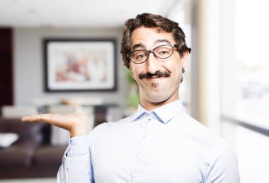 cool delikanlı bir şeyler gösteriyor