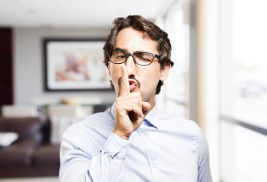 sessizlik hareketi ile genç serin adam