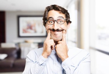 gülümseyen genç serin adam