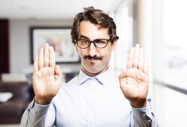 Dur işareti ile genç serin adam