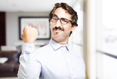 Genç serin adam muzaffer 