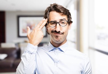 Genç serin adam intihar işareti ile