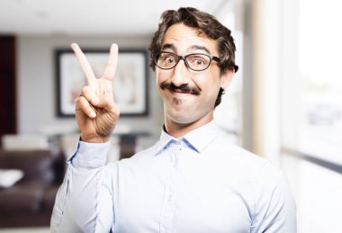 zafer işareti ile genç serin adam 