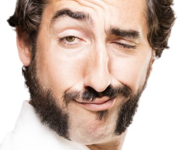 profilde genç serin adam