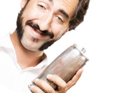 bir bira ile genç serin adam