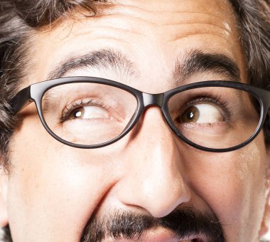 zafer işareti ile genç serin adam 