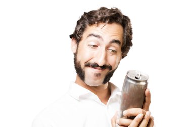 bir bira ile genç serin adam