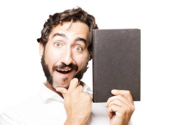 bir kitapla genç serin adam