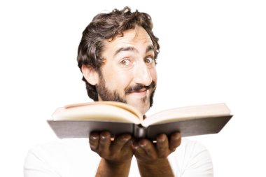 bir kitapla genç serin adam