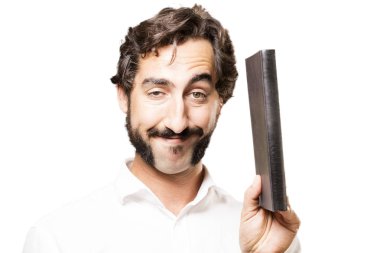 bir kitapla genç serin adam