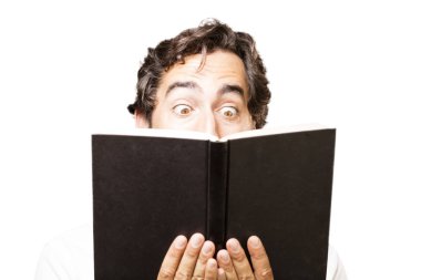 bir kitapla genç serin adam