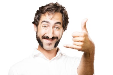 çağrı işareti ile genç serin adam