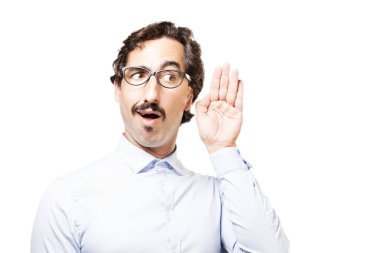 dinlemek çalışan genç serin adam