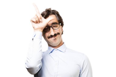 kaybeden işareti ile genç serin adam