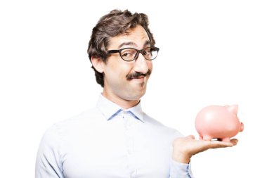 bir kumbara ile genç serin adam