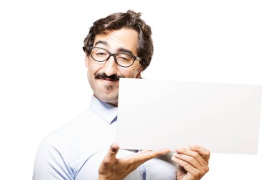 Genç adam bir afiş ile serin