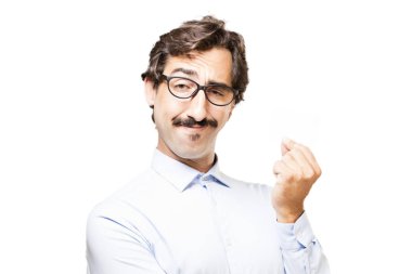 Genç adam bir afiş ile serin