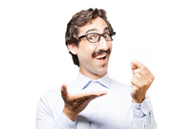 Genç adam bir afiş ile serin