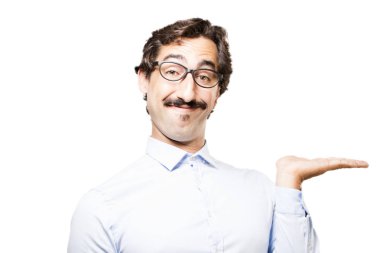 cool delikanlı bir şeyler gösteriyor