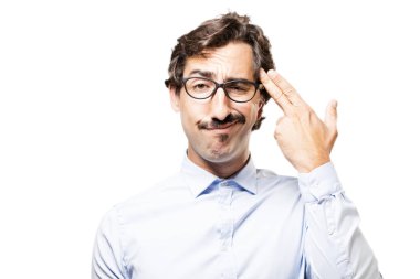 Genç serin adam intihar işareti ile