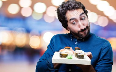 Genç adam yemek suşi