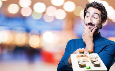 Genç adam yemek suşi