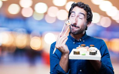 Genç adam yemek suşi