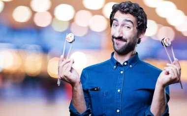 Genç adam yemek suşi