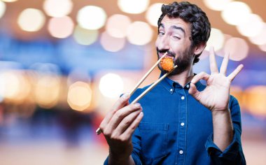 man yemek suşi Tamam işareti ile