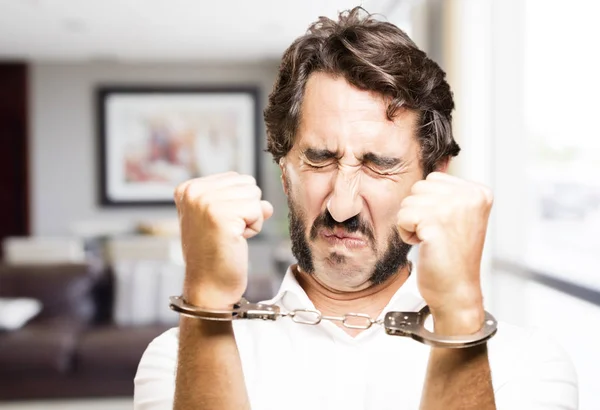 Молодой крутой человек с наручниками — стоковое фото