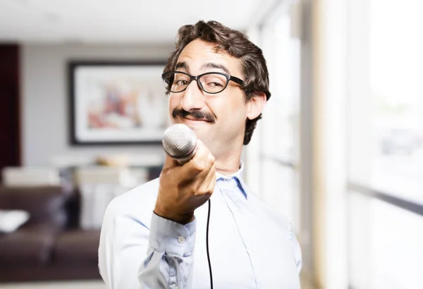 Jovem homem legal com um microfone — Fotografia de Stock