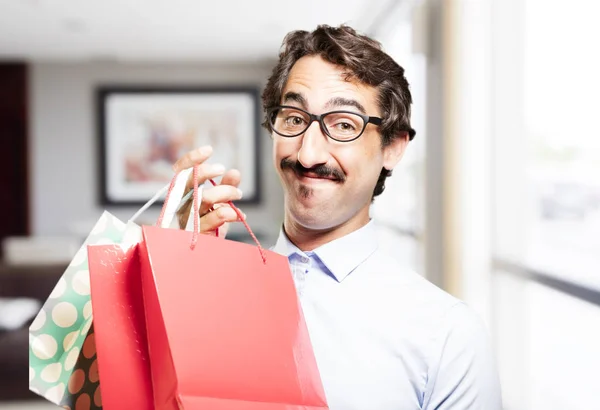 Jovem homem legal com sacos de compras — Fotografia de Stock