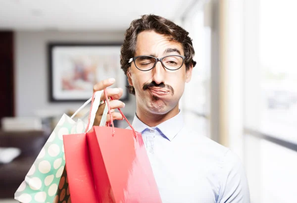 Jovem homem legal com sacos de compras — Fotografia de Stock