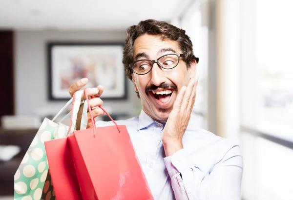 Jovem homem legal com sacos de compras — Fotografia de Stock