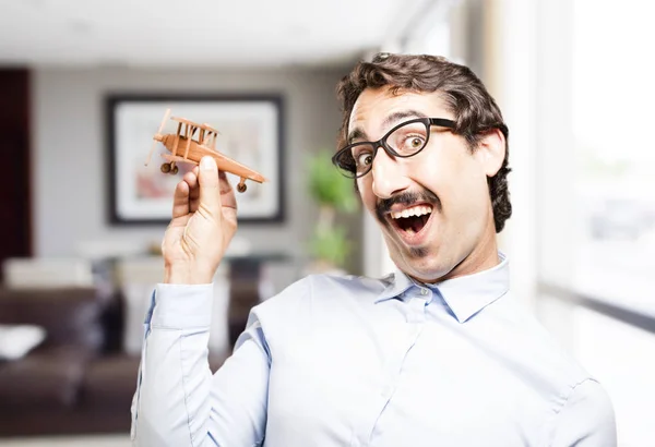 Giovane uomo fresco con un piano in legno — Foto Stock